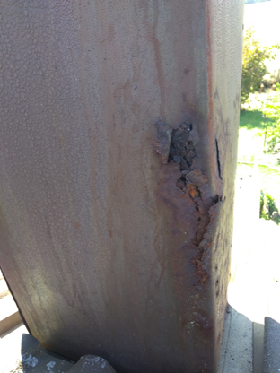 Corrosion d'une souche de cheminée en métal